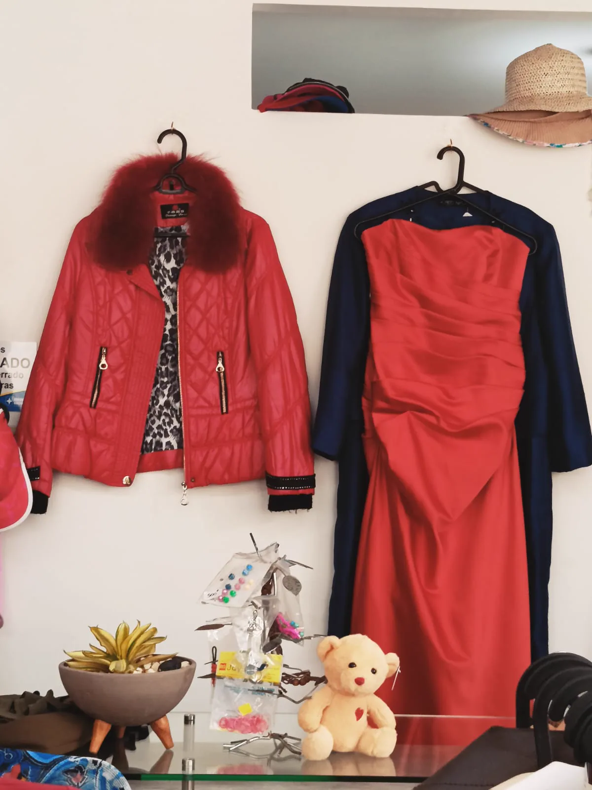 Chaqueta y vestido en la tienda